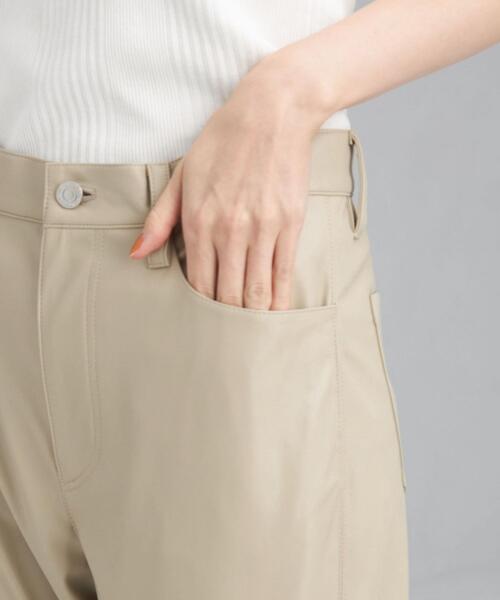 green label relaxing（グリーンレーベルリラクシング）の「フェイクレザー フレア パンツ（その他パンツ・レディース・ベージュ/ブラック・36/38）」の9枚目の写真