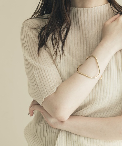 SMELLY(スメリー)の「ルーズラインバングル(バングル/リストバンド・レディース・ゴールド・-)」の2枚目の写真