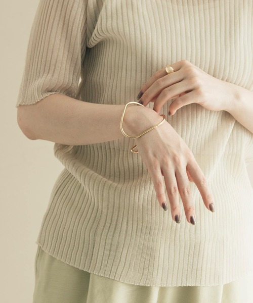 SMELLY(スメリー)の「ルーズラインバングル(バングル/リストバンド・レディース・ゴールド・-)」の4枚目の写真