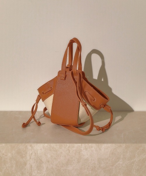 Bou Jeloud(ブージュルード)の「ラウンドコンビショルダーバッグ(ショルダーバッグ・レディース・ブラック/イエロー/キャメル/アイボリー・FREE)」の4枚目の写真