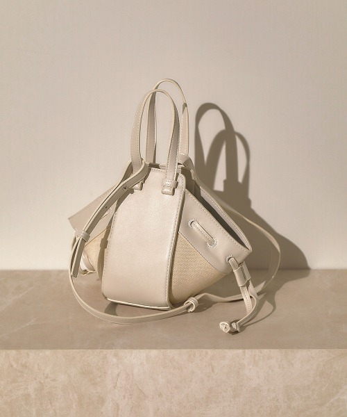 Bou Jeloud(ブージュルード)の「ラウンドコンビショルダーバッグ(ショルダーバッグ・レディース・ブラック/イエロー/キャメル/アイボリー・FREE)」の2枚目の写真