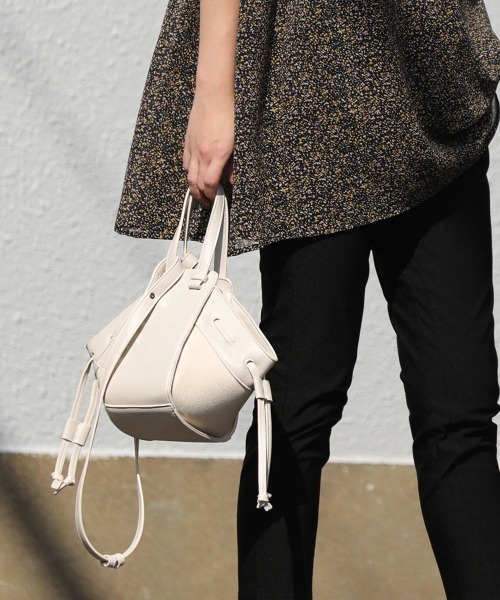 Bou Jeloud(ブージュルード)の「ラウンドコンビショルダーバッグ(ショルダーバッグ・レディース・ブラック/イエロー/キャメル/アイボリー・FREE)」の7枚目の写真