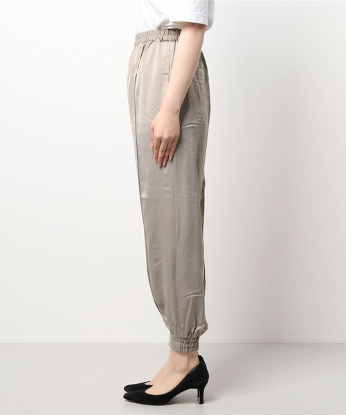 mysty woman（ミスティウーマン）の「サテンジョガーパンツ 237195（スラックス・レディース・ブラック/ライトベージュ/チャコール・FREE）」の5枚目の写真