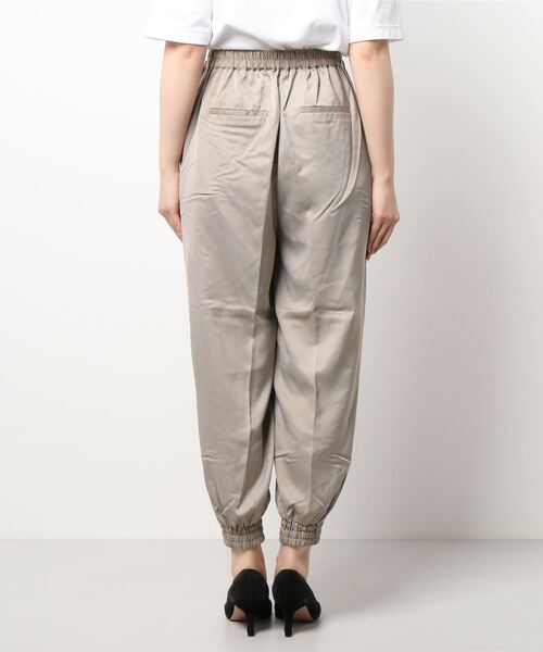 mysty woman（ミスティウーマン）の「サテンジョガーパンツ 237195（スラックス・レディース・ブラック/ライトベージュ/チャコール・FREE）」の4枚目の写真
