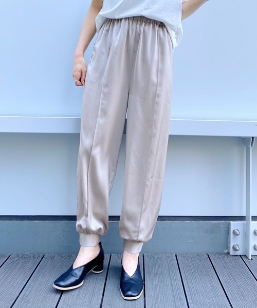 mysty woman（ミスティウーマン）の「サテンジョガーパンツ 237195（スラックス・レディース・ブラック/ライトベージュ/チャコール・FREE）」の3枚目の写真