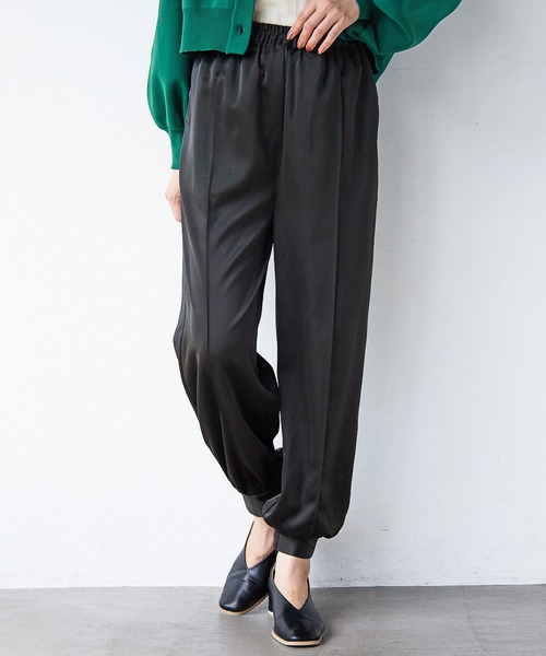 mysty woman（ミスティウーマン）の「サテンジョガーパンツ 237195（スラックス・レディース・ブラック/ライトベージュ/チャコール・FREE）」の2枚目の写真
