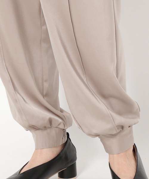 mysty woman（ミスティウーマン）の「サテンジョガーパンツ 237195（スラックス・レディース・ブラック/ライトベージュ/チャコール・FREE）」の18枚目の写真