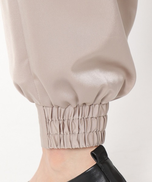 mysty woman（ミスティウーマン）の「サテンジョガーパンツ 237195（スラックス・レディース・ブラック/ライトベージュ/チャコール・FREE）」の19枚目の写真