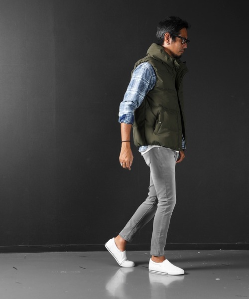 The DUFFER of ST.GEORGE(ザダファーオブセントジョージ)の「VOLUME NECK DOWN VEST:ボリュームネック ダウンベスト ライトアウター(ダウンベスト・メンズ・ネイビー/ダークグリーン/ブラック・SMALL/MEDIUM/LARGE/X-LARGE)」の14枚目の写真