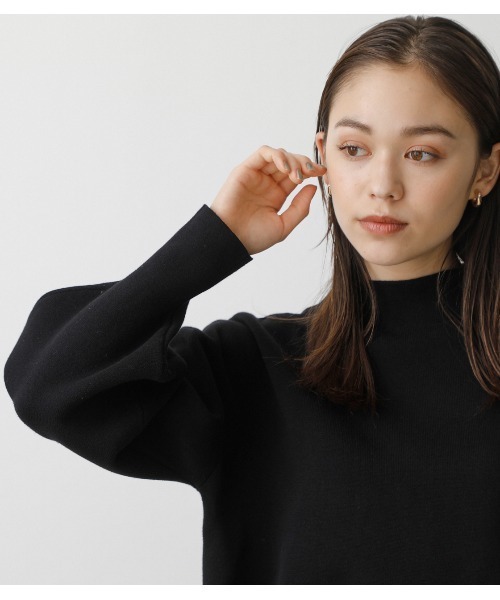AZUL by moussy(アズールバイマウジー)の「SWEATTER BOTTLE NECK TOPS/スウェッターボトルネックトップス(スウェット・レディース・ブラック/ライトグリーン/ライトベージュ・SMALL/MEDIUM)」の7枚目の写真
