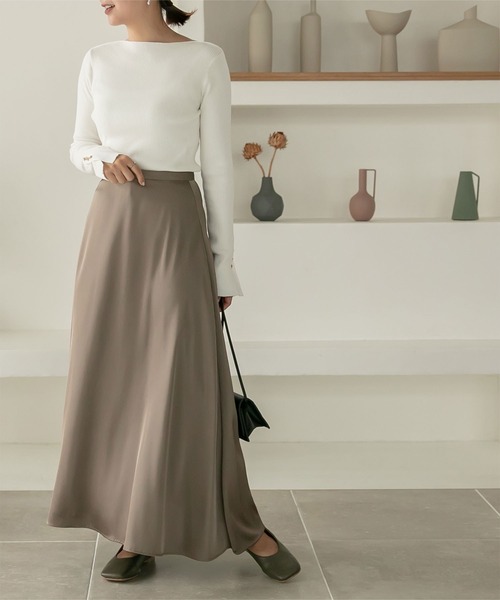 ボートネックゴールド釦デザインニット