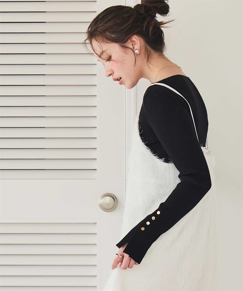 titivate(ティティベイト)の「ボートネックゴールド釦デザインニット(ニット/セーター・レディース・ブラック/ダークブラウン/オフホワイト/グレイッシュベージュ/ホワイト系その他/アイボリー/ホワイト系その他2/グレー系その他/グリーン/ラベンダー/グレー系その他2/レッド・S/M/L)」の21枚目の写真