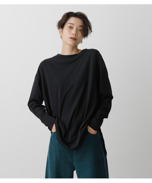 AZUL by moussy（アズールバイマウジー）の「BACK BUTTON LONG T/バックボタンロングT（Tシャツ/カットソー・レディース・オフホワイト/ブラック/ライトベージュ・SMALL/MEDIUM）」の2枚目の写真