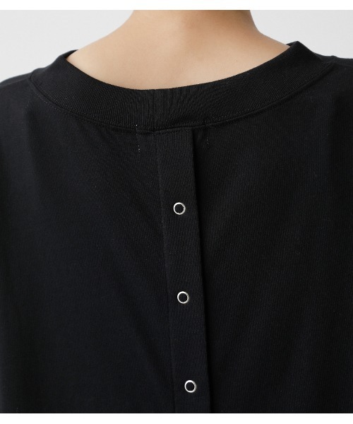 AZUL by moussy（アズールバイマウジー）の「BACK BUTTON LONG T/バックボタンロングT（Tシャツ/カットソー・レディース・オフホワイト/ブラック/ライトベージュ・SMALL/MEDIUM）」の9枚目の写真