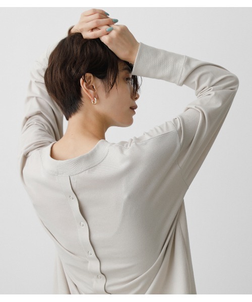 AZUL by moussy（アズールバイマウジー）の「BACK BUTTON LONG T/バックボタンロングT（Tシャツ/カットソー・レディース・オフホワイト/ブラック/ライトベージュ・SMALL/MEDIUM）」の13枚目の写真