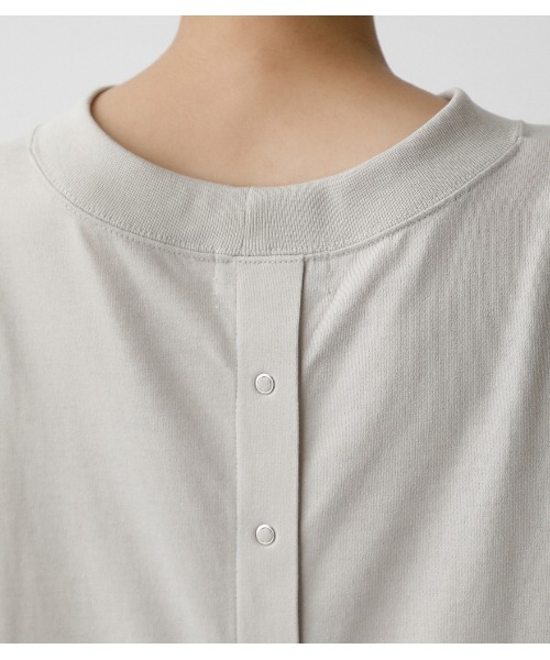 AZUL by moussy（アズールバイマウジー）の「BACK BUTTON LONG T/バックボタンロングT（Tシャツ/カットソー・レディース・オフホワイト/ブラック/ライトベージュ・SMALL/MEDIUM）」の18枚目の写真