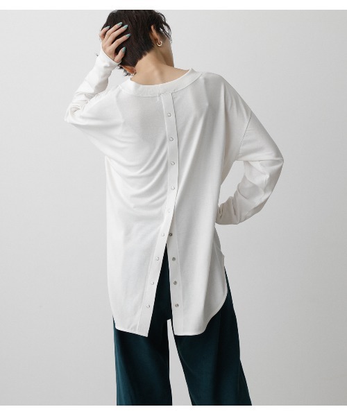 AZUL by moussy（アズールバイマウジー）の「BACK BUTTON LONG T/バックボタンロングT（Tシャツ/カットソー・レディース・オフホワイト/ブラック/ライトベージュ・SMALL/MEDIUM）」の21枚目の写真