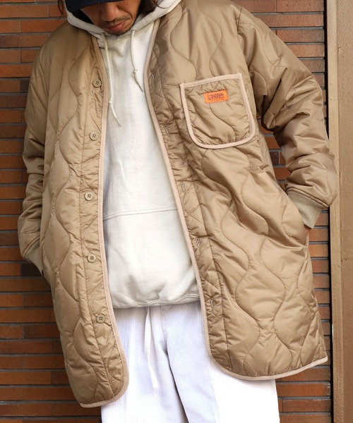 UNIVERSAL OVERALL（ユニバーサルオーバーオール）の「UNIVERSAL OVERALL/ユニバーサルオーバーオール QUILT COAT 中綿 キルティングコート パイピング ワンポイント（ノーカラーコート・メンズ・ブラック/ベージュ/オリーブ/オレンジ/ホワイト/アイボリー/グリーン/グレー・S/M/L/XL）」の6枚目の写真