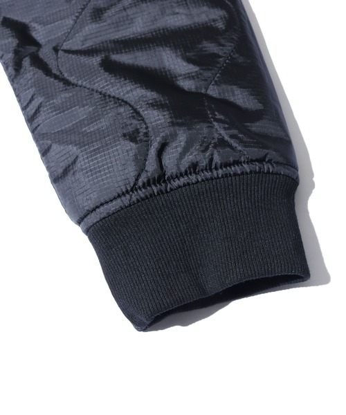 UNIVERSAL OVERALL（ユニバーサルオーバーオール）の「UNIVERSAL OVERALL/ユニバーサルオーバーオール QUILT COAT 中綿 キルティングコート パイピング ワンポイント（ノーカラーコート・メンズ・ブラック/ベージュ/オリーブ/オレンジ/ホワイト/アイボリー/グリーン/グレー・S/M/L/XL）」の18枚目の写真