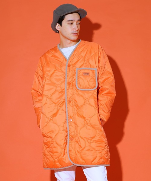 UNIVERSAL OVERALL（ユニバーサルオーバーオール）の「UNIVERSAL OVERALL/ユニバーサルオーバーオール QUILT COAT 中綿 キルティングコート パイピング ワンポイント（ノーカラーコート・メンズ・ブラック/ベージュ/オリーブ/オレンジ/ホワイト/アイボリー/グリーン/グレー・S/M/L/XL）」の16枚目の写真