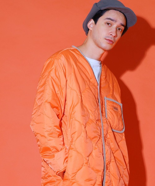 UNIVERSAL OVERALL（ユニバーサルオーバーオール）の「UNIVERSAL OVERALL/ユニバーサルオーバーオール QUILT COAT 中綿 キルティングコート パイピング ワンポイント（ノーカラーコート・メンズ・ブラック/ベージュ/オリーブ/オレンジ/ホワイト/アイボリー/グリーン/グレー・S/M/L/XL）」の15枚目の写真