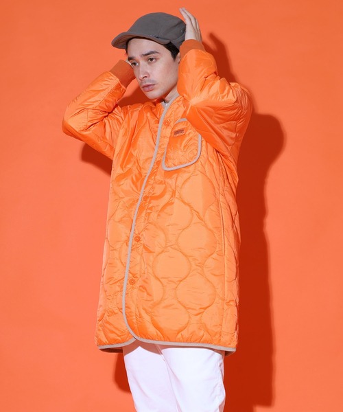 UNIVERSAL OVERALL（ユニバーサルオーバーオール）の「UNIVERSAL OVERALL/ユニバーサルオーバーオール QUILT COAT 中綿 キルティングコート パイピング ワンポイント（ノーカラーコート・メンズ・ブラック/ベージュ/オリーブ/オレンジ/ホワイト/アイボリー/グリーン/グレー・S/M/L/XL）」の13枚目の写真