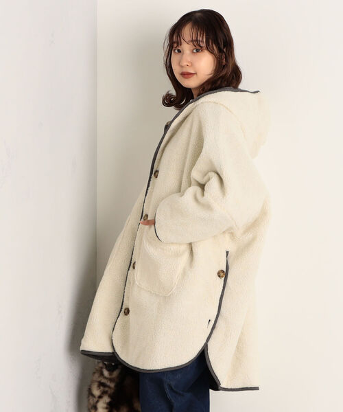 fredy couleur(フレディクルール)の「キルティング×ボア リバーシブルフードポンチョ(ポンチョ・レディース・チャコールグレー/ベージュ・38)」の9枚目の写真