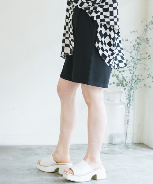 RETRO GIRL（レトロガール）の「リップルタックショートパンツ（その他パンツ・レディース・イエロー/ライトブルー/ライトグレー/ブラック・FREE）」の2枚目の写真