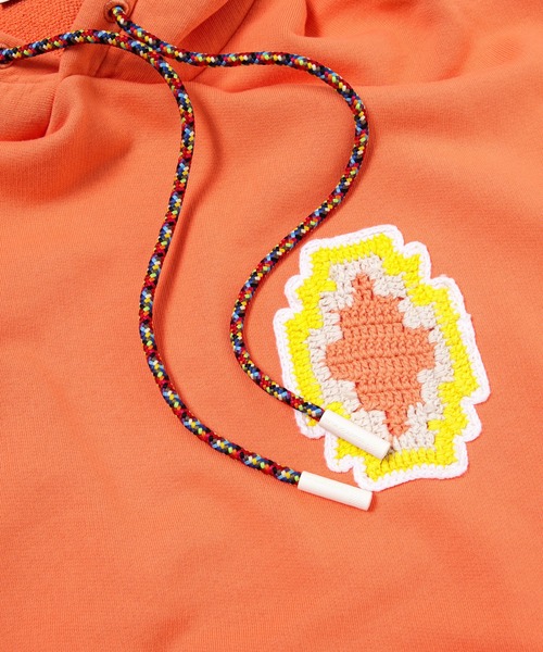 MARCELO BURLON（マルセロ・バーロン）の「MACRAME CROSS PATCH OVER HOOD（パーカー・メンズ・オレンジ系その他・M/L）」の3枚目の写真