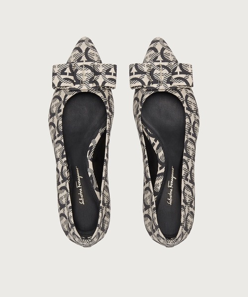 FERRAGAMO(フェラガモ)の「VIVA(バレエシューズ・レディース・ブラック×ベージュ・6/6.5/5/7.5/5.5/7)」の5枚目の写真