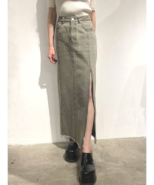 EMODA（エモダ）の「フリーリースリットデニムマキシスカート（スカート・レディース・ブラック/グレー/インディゴブルー/アイボリー・SMALL/MEDIUM）」の4枚目の写真