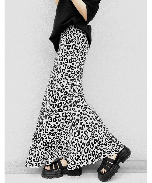 LVEU.(ラブユ.)の「Leopard slit mermaid skirt / レオパードスリットマーメイドスカート(Ai select)(スカート・レディース・ホワイト/グリーン・FREE)」の1枚目の写真