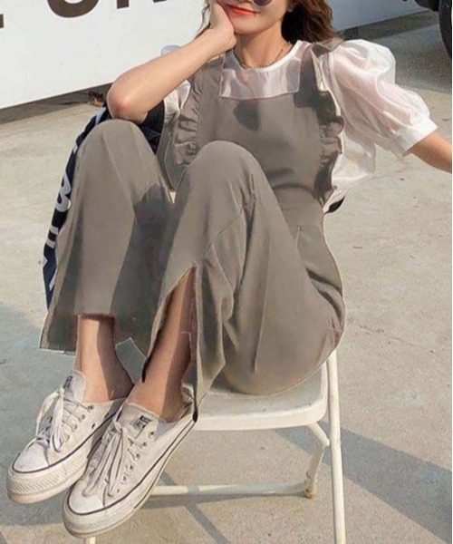 AMELY(エミリー)の「フリルショルダーサロペット(サロペット/オーバーオール・レディース・グリーン/グレイッシュベージュ/ダークグレー/ブラック・M/L)」の4枚目の写真