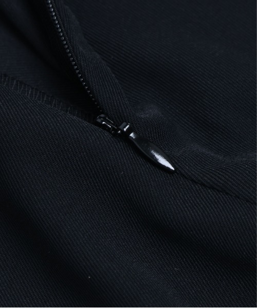 AMELY(エミリー)の「フリルショルダーサロペット(サロペット/オーバーオール・レディース・グリーン/グレイッシュベージュ/ダークグレー/ブラック・M/L)」の7枚目の写真