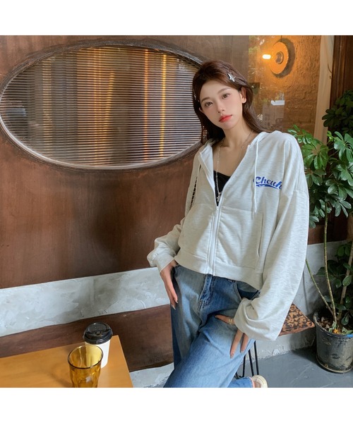 DEVICE(デバイス)の「韓国風ビッグシルエット カレッジロゴ ショート丈 パーカー(パーカー・レディース・グレー/ブラック/ベージュ・FREE)」の9枚目の写真