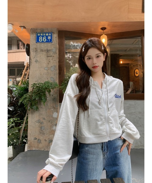 DEVICE(デバイス)の「韓国風ビッグシルエット カレッジロゴ ショート丈 パーカー(パーカー・レディース・グレー/ブラック/ベージュ・FREE)」の6枚目の写真