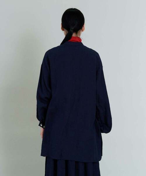 conges payes ADIEU TRISTESSE(コンジェ ペイエ アデュートリステス)の「リネンバンドカラーシャツ(シャツ/ブラウス・レディース・ネイビー/キナリ・38)」の4枚目の写真