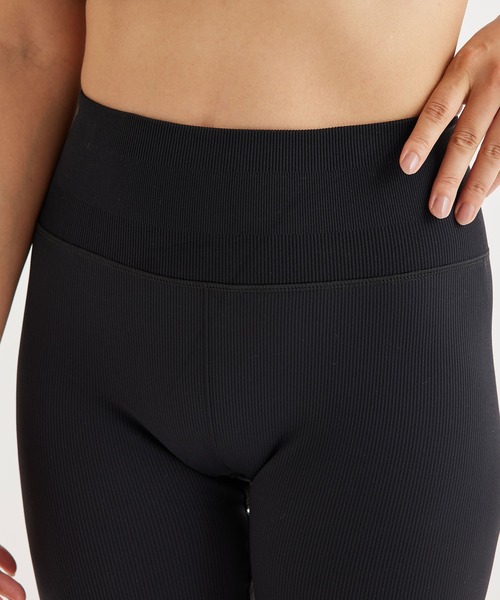 Alo Yoga(アロヨガ)の「【alo】SEAMLESS HIGH-WAIST RIBBED LEGGING シームレスハイウエストリブレギンス(レギンス/スパッツ・レディース・ブラック・S/X-SMALL)」の2枚目の写真