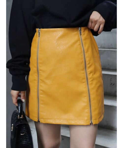 EVRIS（エヴリス）の「フェイクレザーミニスカート（スカート・レディース・マスタード/ブラック/アイボリー・SMALL/MEDIUM）」の3枚目の写真