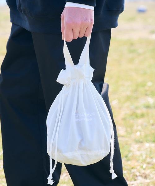 EMMA NOVEMBER　（エマノーヴェンバー）の「Embroidery ドローストリングバッグ（ハンドバッグ・レディース・サンドベージュ/オフホワイト/オリーブ/チャコールグレー/ブラック/ブラック×ホワイト・FREE）」の2枚目の写真