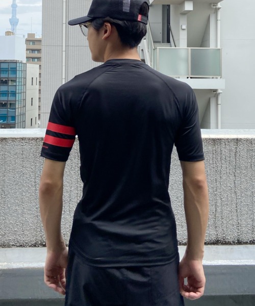 Hurley （ハーレー）の「Hurley/ハーレー 半袖ラッシュガード UVカット 吸水速乾/ワンポイントラッシュガード MRG2310038（ラッシュガード・メンズ・ブラック×レッド/ブラック×ホワイト・M/L/XL）」の5枚目の写真