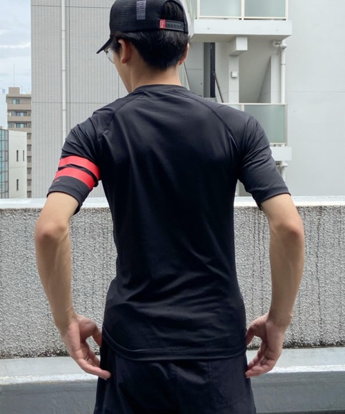 Hurley （ハーレー）の「Hurley/ハーレー 半袖ラッシュガード UVカット 吸水速乾/ワンポイントラッシュガード MRG2310038（ラッシュガード・メンズ・ブラック×レッド/ブラック×ホワイト・M/L/XL）」の6枚目の写真