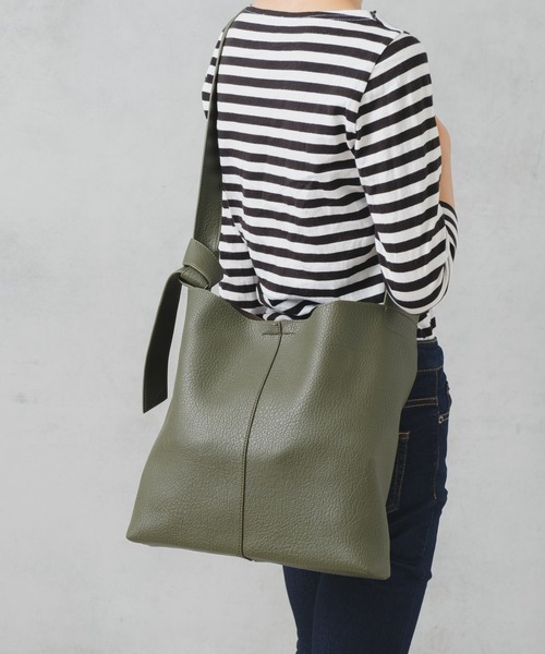 Actually（アクチュアリー）の「フェイクレザー ワイドベルト ショルダーバッグ（ショルダーバッグ・レディース・シルバー/アイボリー/ブラック/グレイッシュベージュ/カーキ/ライトベージュ/グレー・フリー）」の6枚目の写真