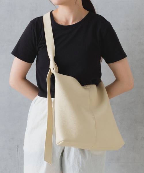 Actually（アクチュアリー）の「フェイクレザー ワイドベルト ショルダーバッグ（ショルダーバッグ・レディース・シルバー/アイボリー/ブラック/グレイッシュベージュ/カーキ/ライトベージュ/グレー・フリー）」の2枚目の写真