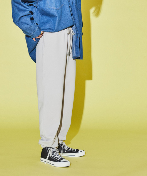 CONVERSE TOKYO(コンバーストウキョウ)の「ダンボールジョガーパンツ(その他パンツ・レディース・グレイッシュベージュ/ブラック/カーキ・FREE)」の4枚目の写真