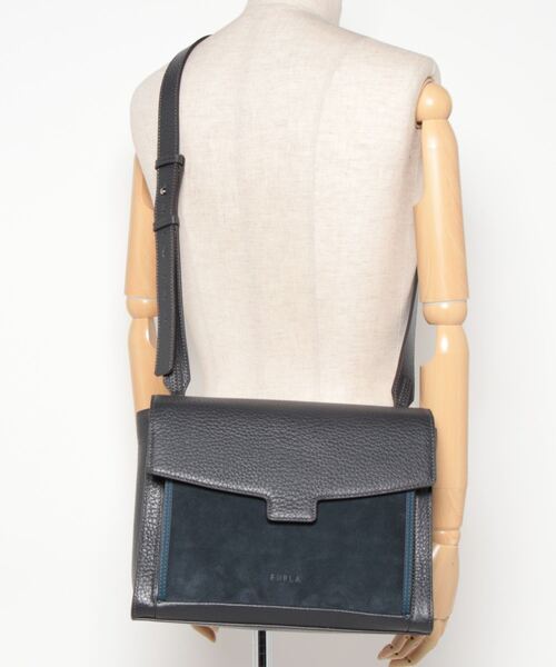 FURLA（フルラ）の「MAN ENEA M MESSENGER（メッセンジャーバッグ・メンズ・グレー系その他・ONE SIZE）」の2枚目の写真