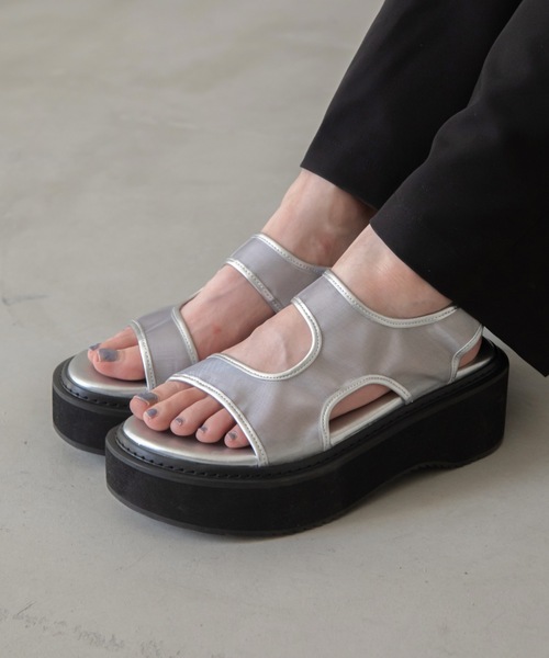 VACANCY（ヴァカンシー）の「厚底アシンメトリーシアーサンダル（サンダル・レディース・ブラック/シルバー・MEDIUM/LARGE/X-LARGE）」の4枚目の写真