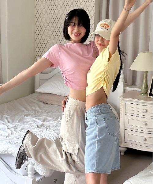 by muni:r(バイ ムニール)の「シャーリングクロップド半袖Tシャツ(Tシャツ/カットソー・レディース・ブラック/グレー/ピンク/ホワイト/イエロー・FREE)」の1枚目の写真