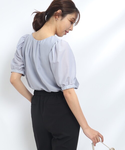 couture brooch(クチュールブローチ)の「◆【前後2WAY/洗える】シアーボリューム袖ブラウス(シャツ/ブラウス・レディース・ライトグレー/ブラック/ピンク系・38/42)」の9枚目の写真