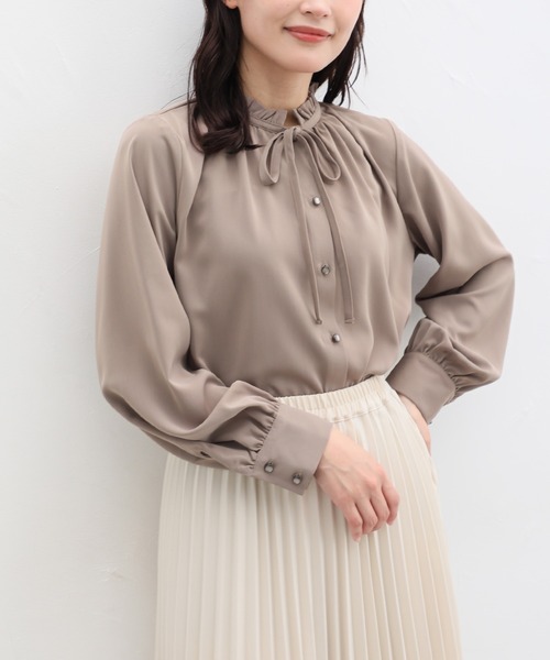 Honeys（ハニーズ）の「フリルボウタイブラウス（シャツ/ブラウス・レディース・アイボリー/ブラック/モカ/グレイッシュベージュ・M/S/L/3L/LL）」の3枚目の写真